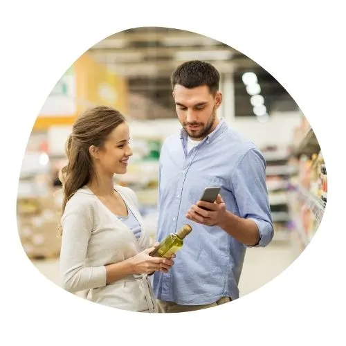 Man en vrouw kopen olijfolie in supermarkt